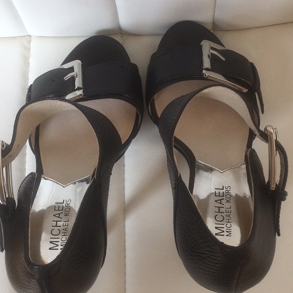 EUC Michael Kors 8M Black Leather Upper Shoes Heels - Picture 9 of 16